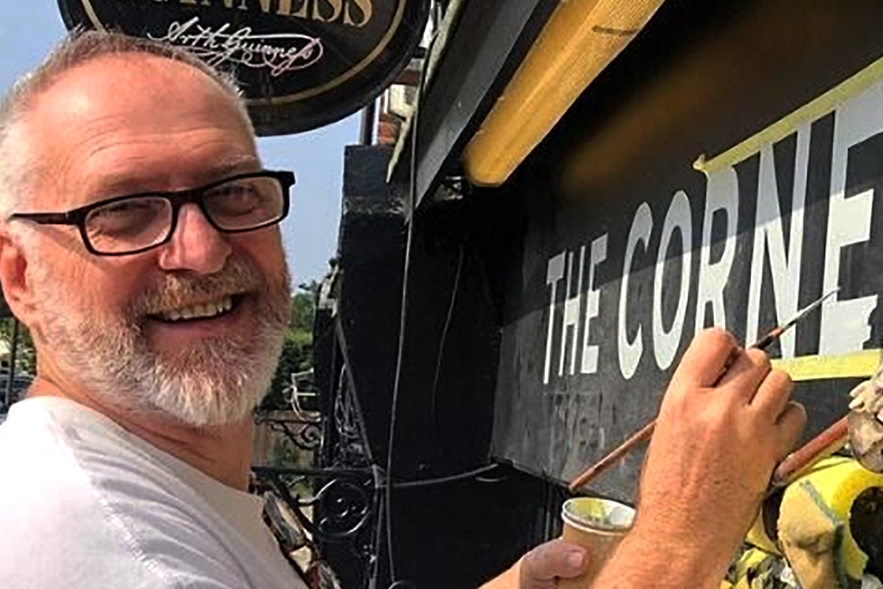 Traditional sign writers London, House numbers, Hand painted, Shop Signwriters painters, City of London, Shop window gilding signs London,Traditional signwriter of London.