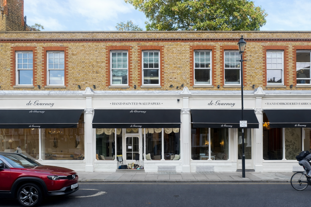 Traditional signwriter of London. Seraina and Nick the best sign writers in London